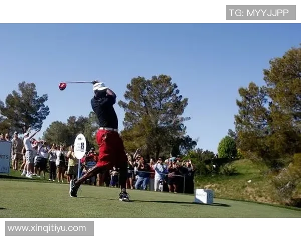 足球巨星挥杆瞬间高清呈现展现运动魅力与风采